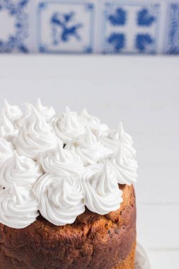 Kubbe şekilli İsviçre kremalı Rus paskalya ekmeği mavi arka plan..