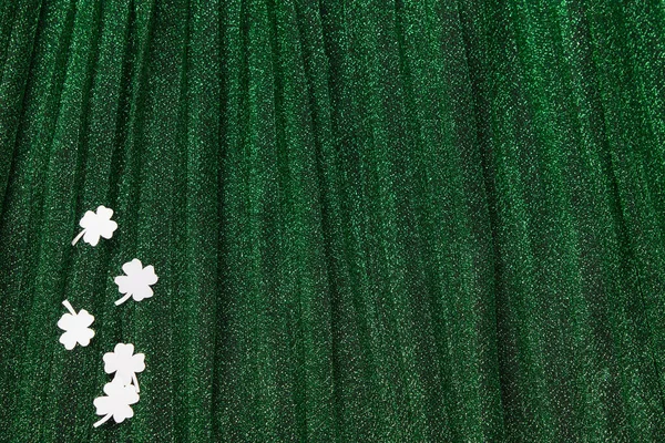 绿光背景下的圣帕特里克纸屑节 免版税图库图片