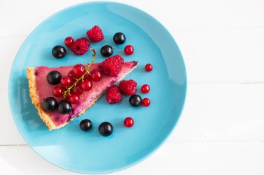 Güzel olgun üzümü tart üstten görünüm mavi plaka arasına bir şey koy.