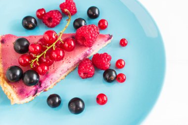 Çilek aromalı tart üstü mavi tabak.