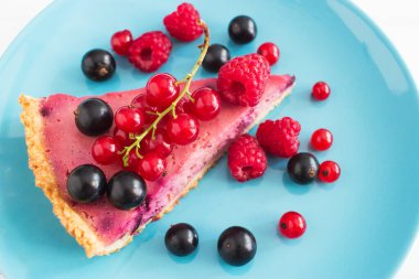 Çilek aromalı tart üstü mavi tabak.