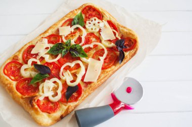 Kırmızı dikdörtgen pasta pastırma Beyaz ahşap arka plan seçici odak.