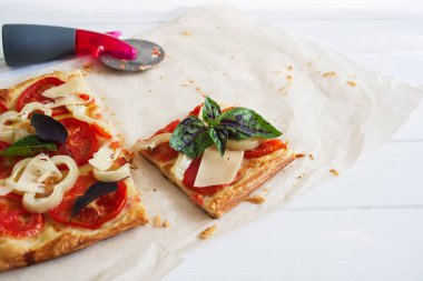 Pizza dikdörtgeni pastırma beyaz tahta masa seçici odak noktası.