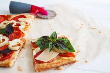 Lezzetli pizza dikdörtgen pastırma beyaz ahşap arka plan seçici odak.