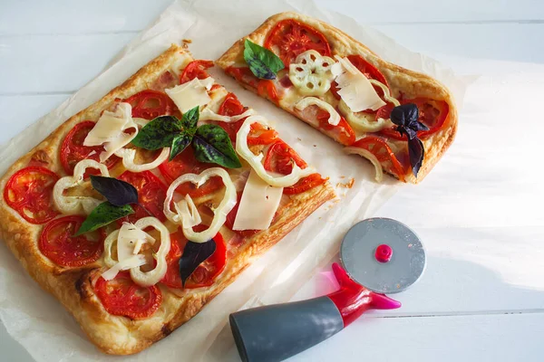 Pizza Rechthoek Taart Spek Wit Houten Tafel Selectieve Focus Stockafbeelding