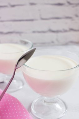 Panna cotta jelli beyaz iki bölümü lezzetli pembe kumaş.