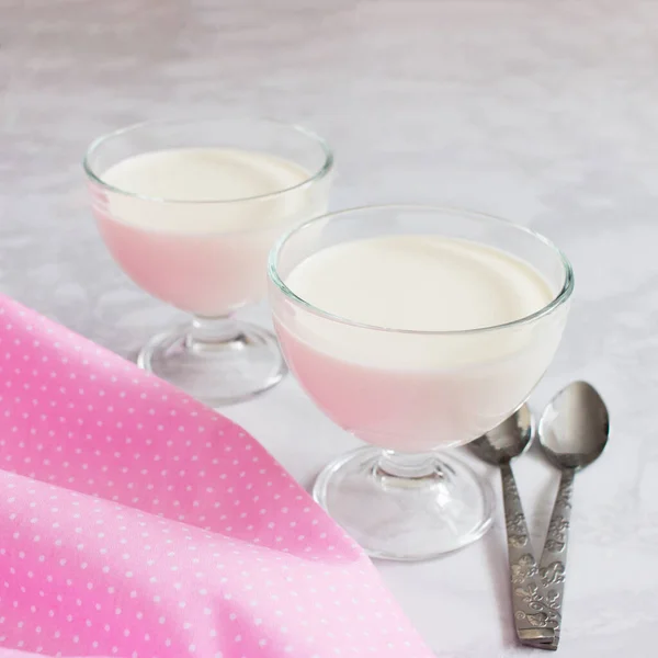 Panna Cotta Gelatina Blanca Dos Porciones Deliciosa Servilleta Rosa Cuadrado Imagen de stock