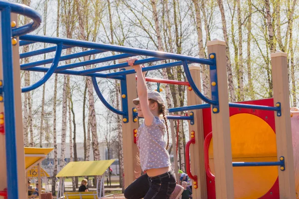 Petite Fille Joyeuse Escalade Aire Jeux Plein Air Été — Photo