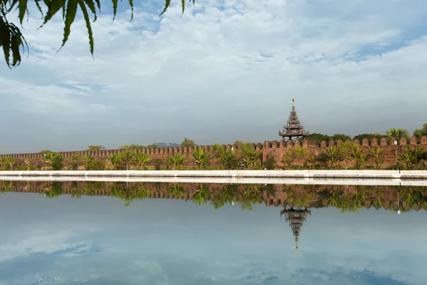 Odbicie ściany pałacu w Mandalaj, myanmar — Zdjęcie stockowe