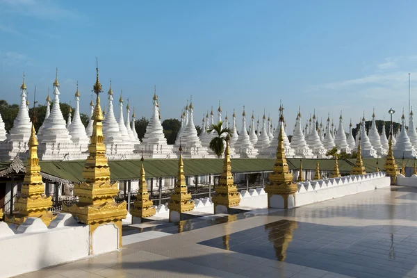 Белая и золотая ступа в буддийском храме — стоковое фото