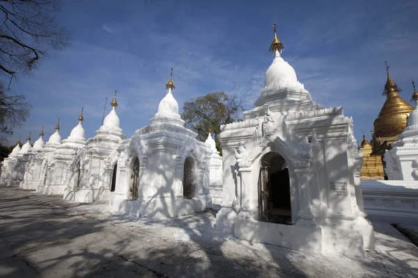 Stupa albă și aurie în templul budist — Fotografie, imagine de stoc