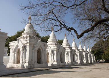 Beyaz ve altın stupa Budist tapınağı