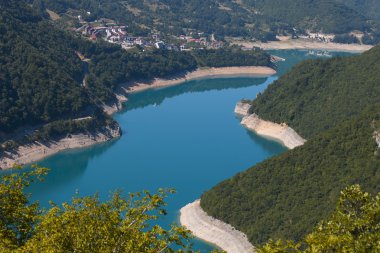 dağlarda mavi nehir