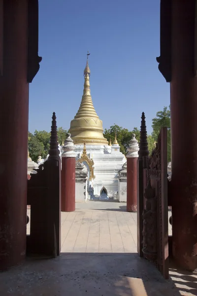 The gate open to the buddhist temple — Stock Photo, Image