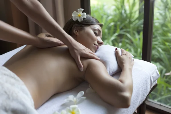 Beautiful young woman relax in spa situation — Stock Photo, Image