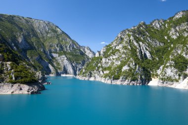 dağlarda mavi nehir