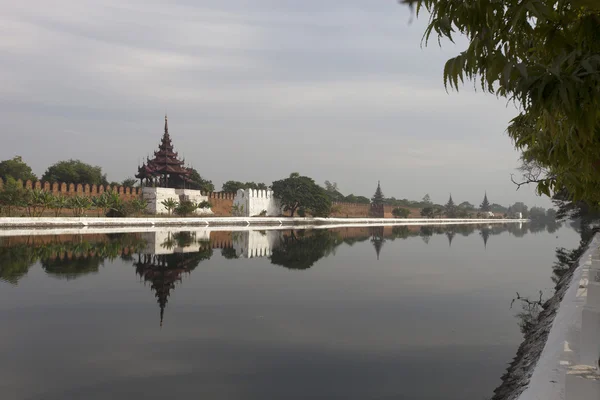 Reflectie van Paleis muur in mandalay, myanmar — Stockfoto