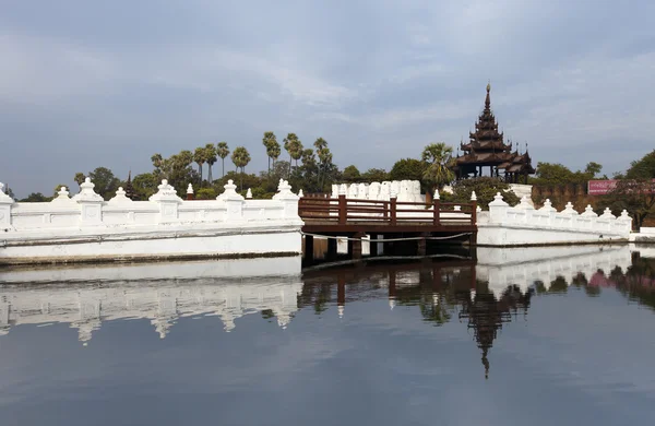 Отражение дворцовой стены в Мандалае, Мьянма — стоковое фото
