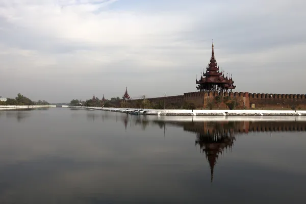 Odbicie ściany pałacu w Mandalaj, myanmar — Zdjęcie stockowe