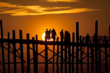 Köprü ve günbatımı zaman siluet