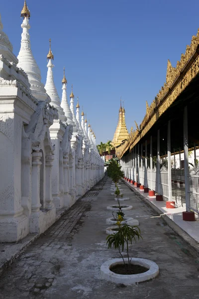 Stupa albă și aurie în templul budist — Fotografie, imagine de stoc