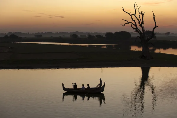 Reflexão do barco flutuando perto da árvore seca, nascer do sol — Fotografia de Stock