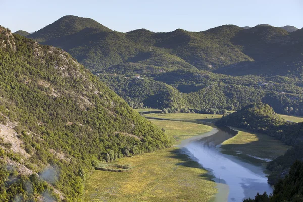 Rzeka w góry krzyż dolinie, Czarnogóra — Zdjęcie stockowe