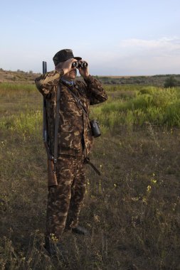 dürbün içinde seyir tabancalı adam