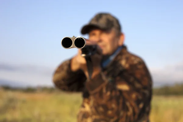 ハンターが銃で狙いを定める — ストック写真