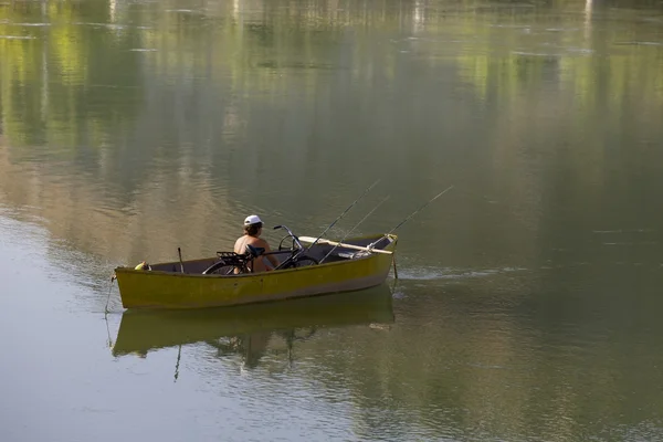 Teknedeki balıkçı. — Stok fotoğraf