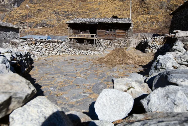 Vecchia casa in montagna himalayana — Foto Stock