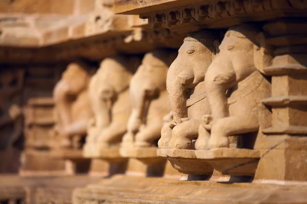 Słonie płaskorzeźba, świątynia w khajuraho, Indie — Zdjęcie stockowe