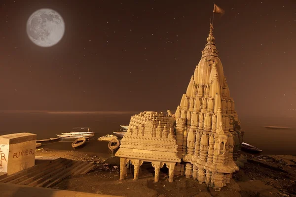 A Gangesz folyóban, éjszaka a hold süt, Varanasi templomban — Stock Fotó