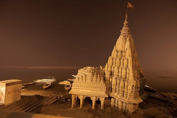 Złamane świątyni w Gangesie w nocy czasu, varanasi, Indie Obrazy Stockowe bez tantiem