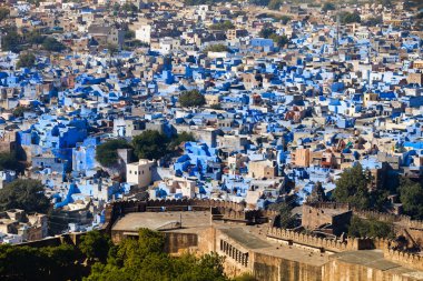 otoyolda kamyon gidiyor