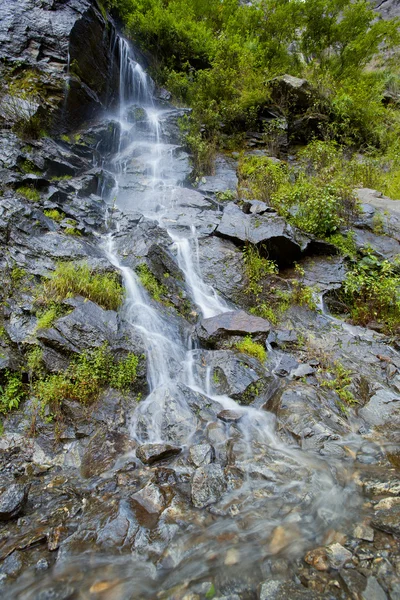 Bergwasserfall lizenzfreie Stockfotos