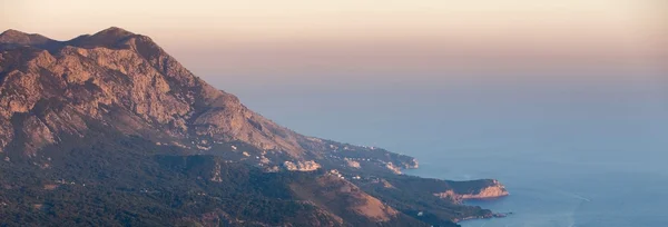 Sakin gündoğumu manzara okyanus ve dağ yakın — Stok fotoğraf