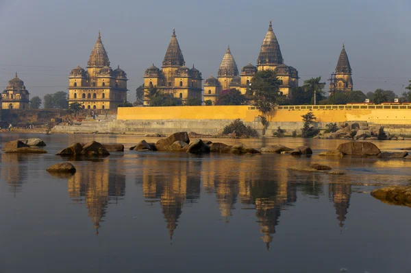 Vieux temples près de la rivière — Photo