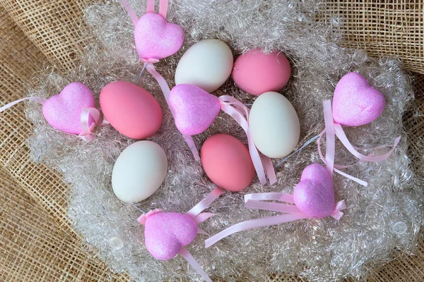 心とピンクと白の卵 — ストック写真