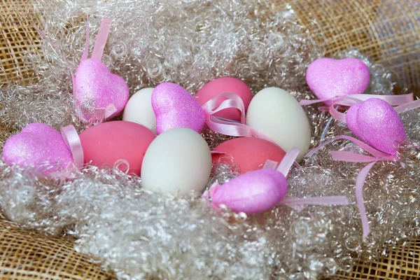 Рожеві та білі яйця з сердечками — стокове фото