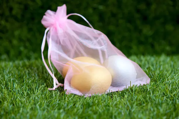 ピンクの袋に金と銀の卵 — ストック写真
