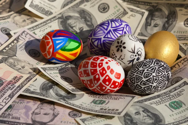 Färgglada ägg på pengar bakgrund Stockbild
