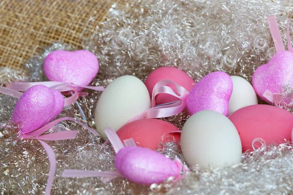 Rosa und weiße Eier mit den Herzen lizenzfreie Stockbilder