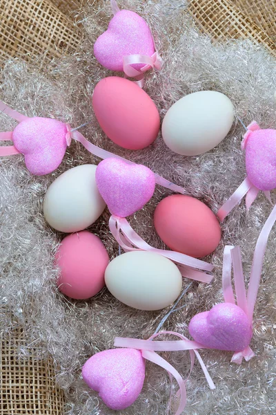 Ovos rosa e branco com os corações Fotos De Bancos De Imagens