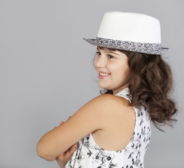 siyah beyaz şapkalı Fasion vardır şirin kız