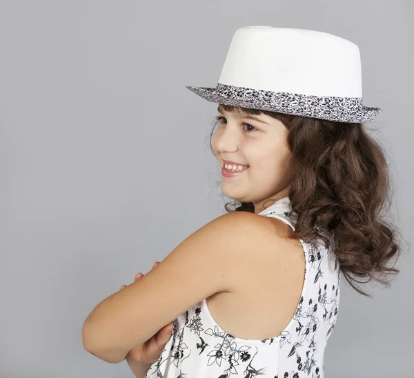 Fasion linda chica en negro blanco sombrero —  Fotos de Stock