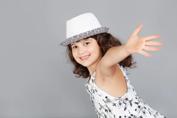 Fasion linda chica en negro blanco sombrero —  Fotos de Stock