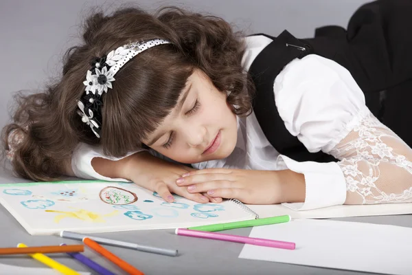 Roztomilá dívka spí s její barevné kresby — Stock fotografie