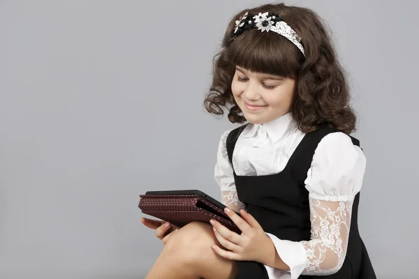 Linda chica feliz de leer un libro electrónico —  Fotos de Stock