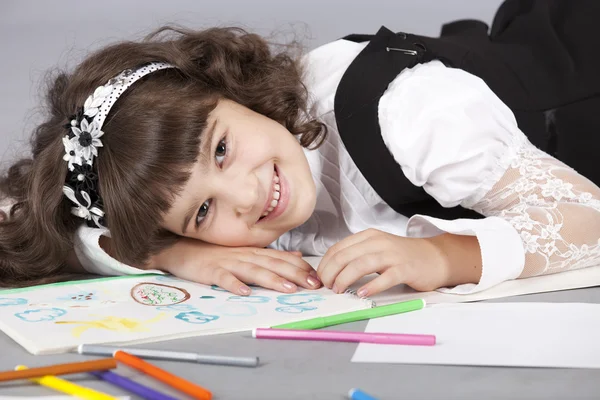 Roztomilá dívka spokojeni s její barevné kresby — Stock fotografie